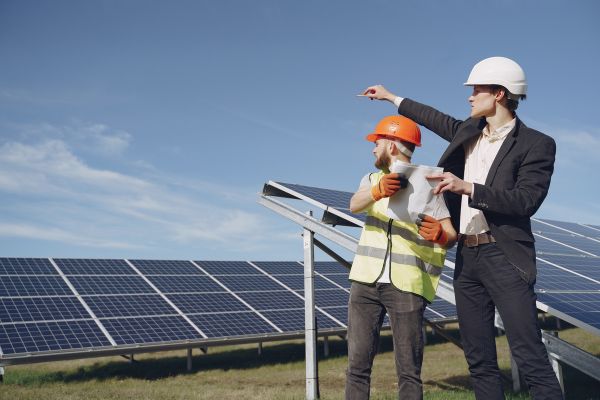 Desarrollo de proyectos de renovables a nivel industrial en suelo y cubierta (2)